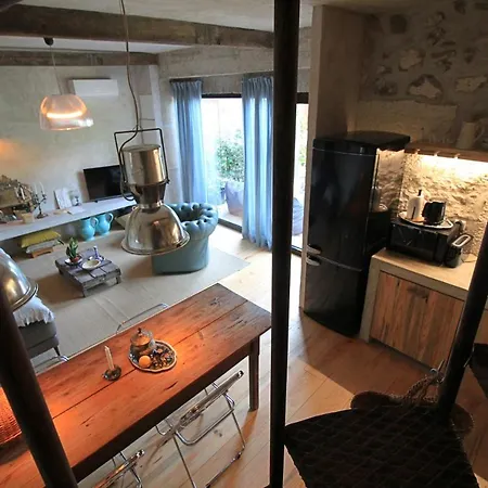 Cornelia, Prázdninový dům